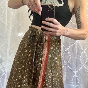 High-waisted, wrap around, reversible silk skirt. Made in India.